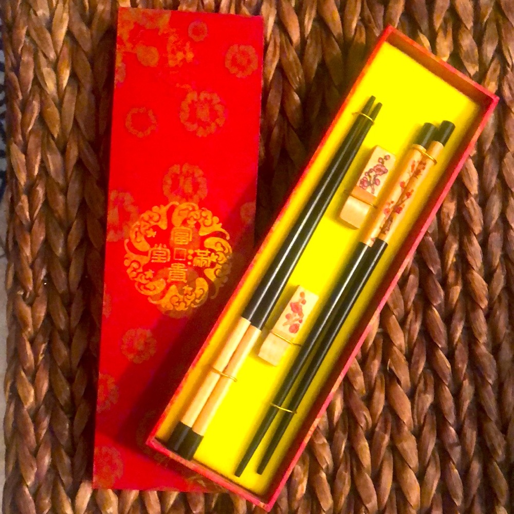New in Box Chopsticks 🥢 set of 2 with 2 resting holders
